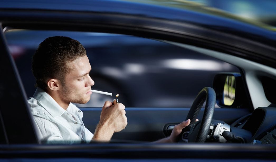 imagen de archivo | Persona fumando en su coche