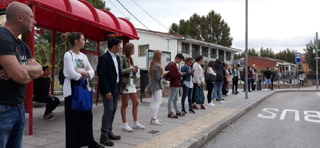 Vecinos esperando el autobus en una parada de San Agustín de Guadalix