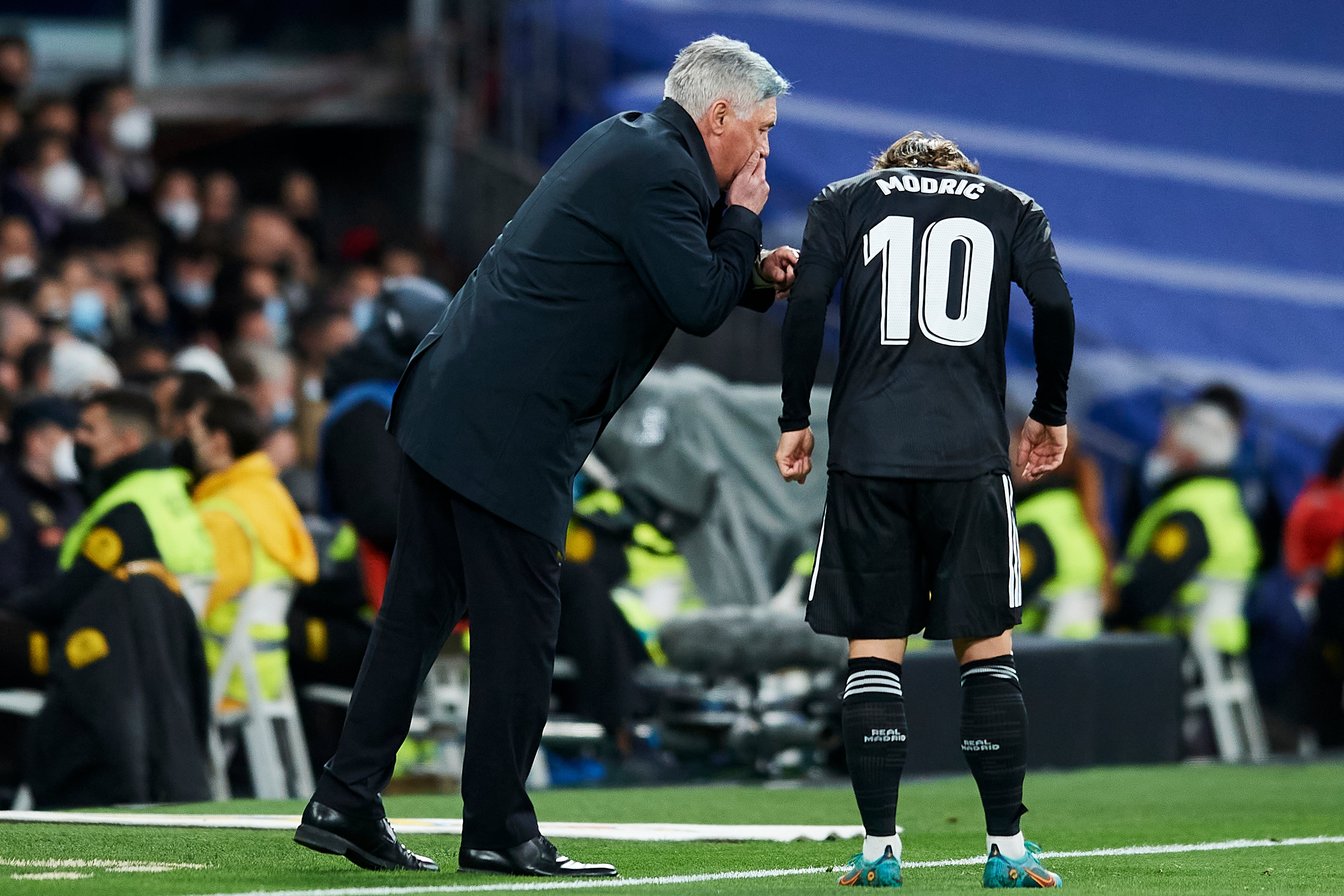 Ancelotti da instrucciones a Modric, en el último Clásico en partido oficial, el pasado mes de marzo.