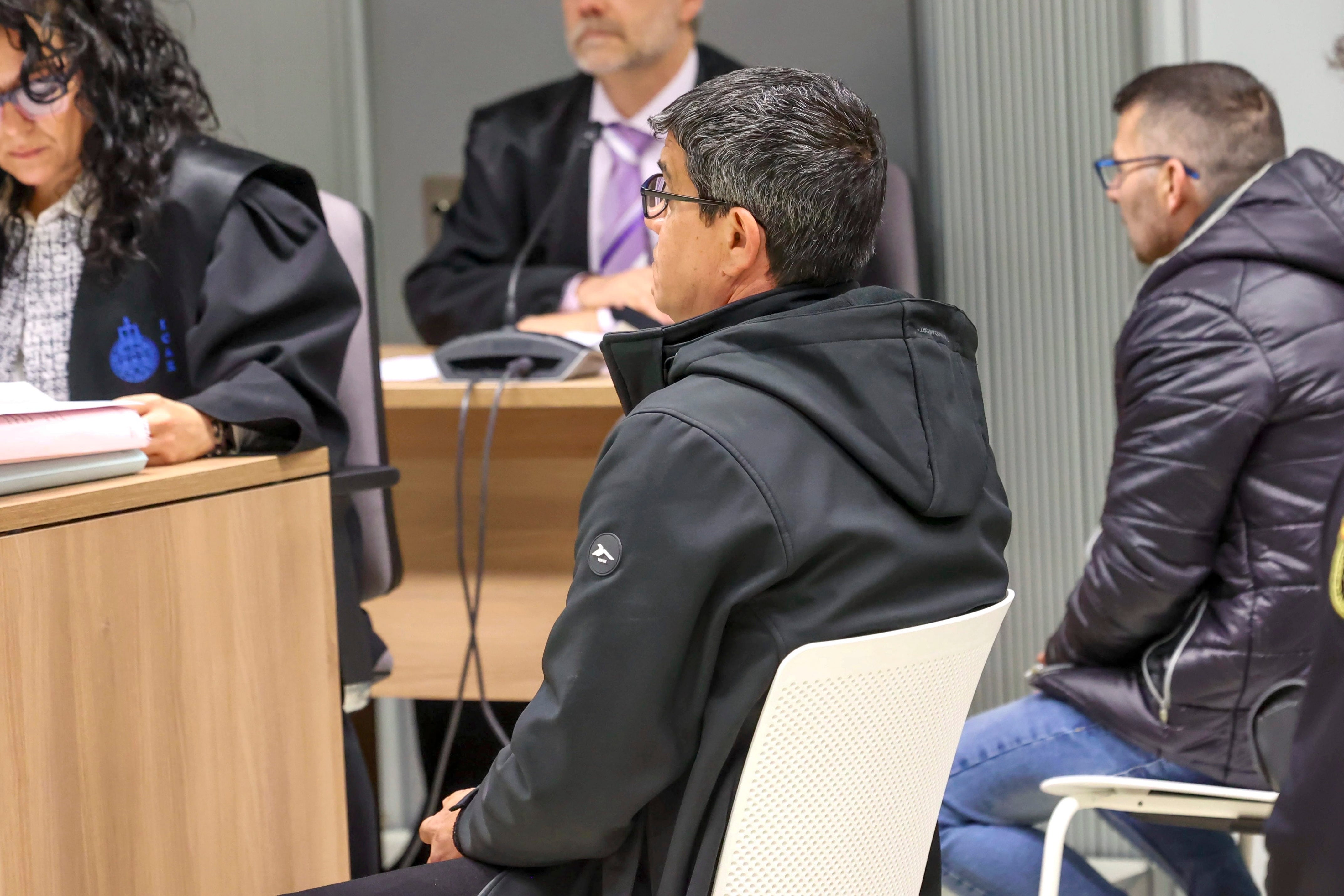 LOGROÑO, 08/05/2025.- La Audiencia de La Rioja inicia el juicio contra tres personas como presuntas autoras del asesinato de un hombre por una deuda de drogas, cuyo cadáver arrojaron a una sima de Viniegra en agosto de 2022 y para los que el fiscal pide una pena de 25 años de prisión a cada uno de ellos, este jueves en el Palacio de Justicia. EFE/Raquel Manzanares