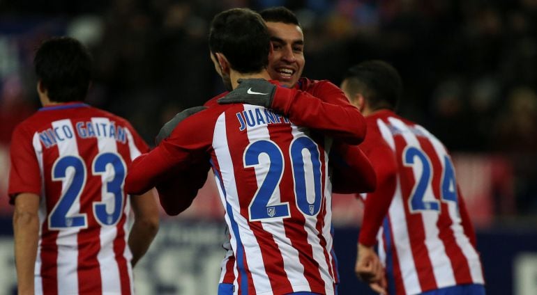 Los jugadores del Atlético de Madrid celebran un gol en el Calderón