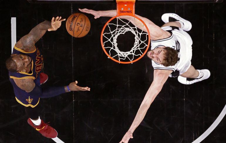 Gasol salta para defender un balón ante Lebron James