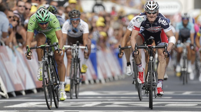 El ciclista eslovaco del Liquigas-Cannondale, Peter Sagan, es vencido por el alemán del Lotto-Belisol, Andre Greipel, en la meta de la decimotercera etapa del Tour de Francia, de 217 kilómetros entre Saint-Paul-Trois-Châteaux y Le Cap d&#039;Agde, Francia, dis