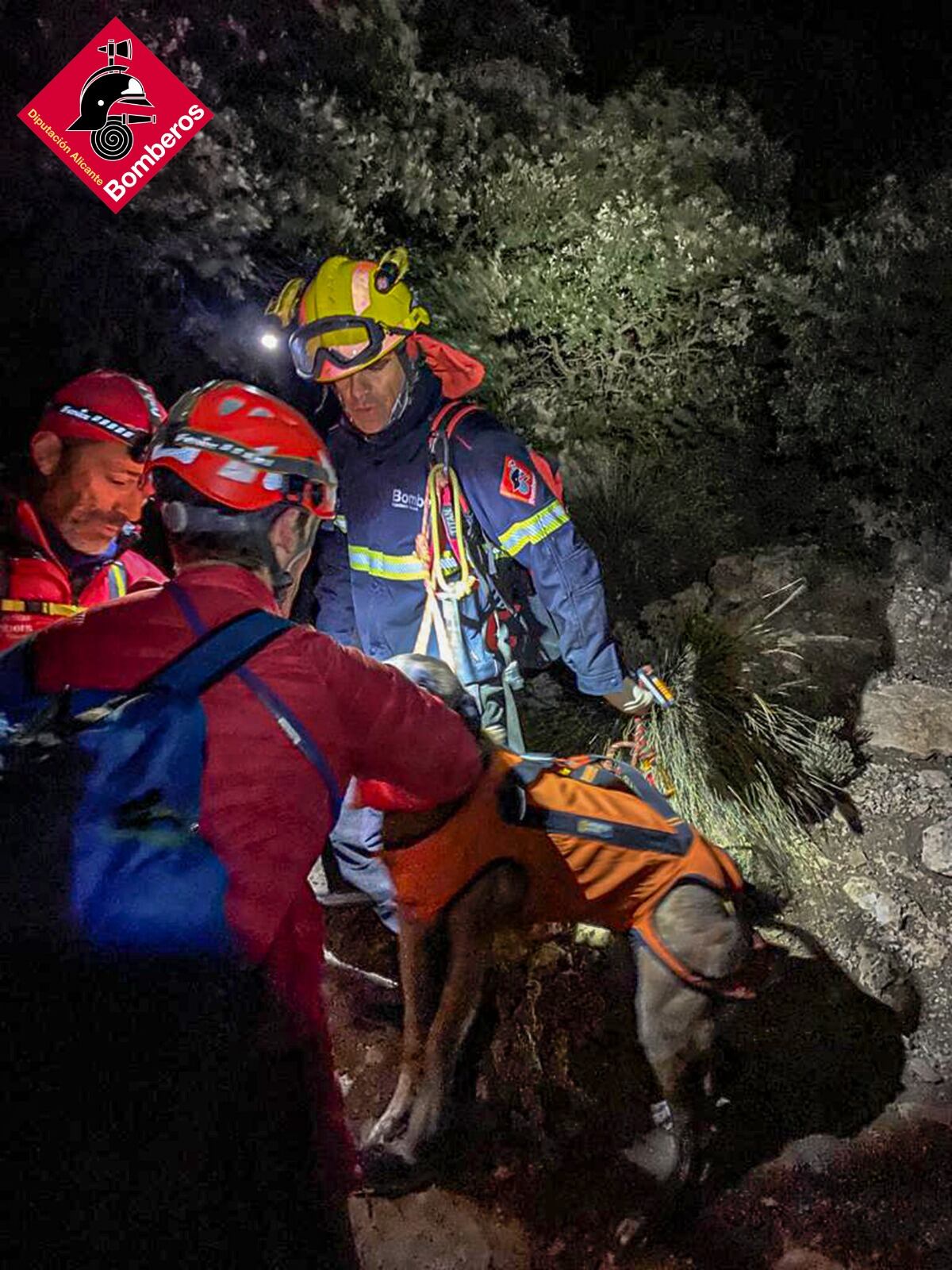 Efectivos de los bomberos del Consorcio Provincial en el rescate de una senderista en el Puig Campana