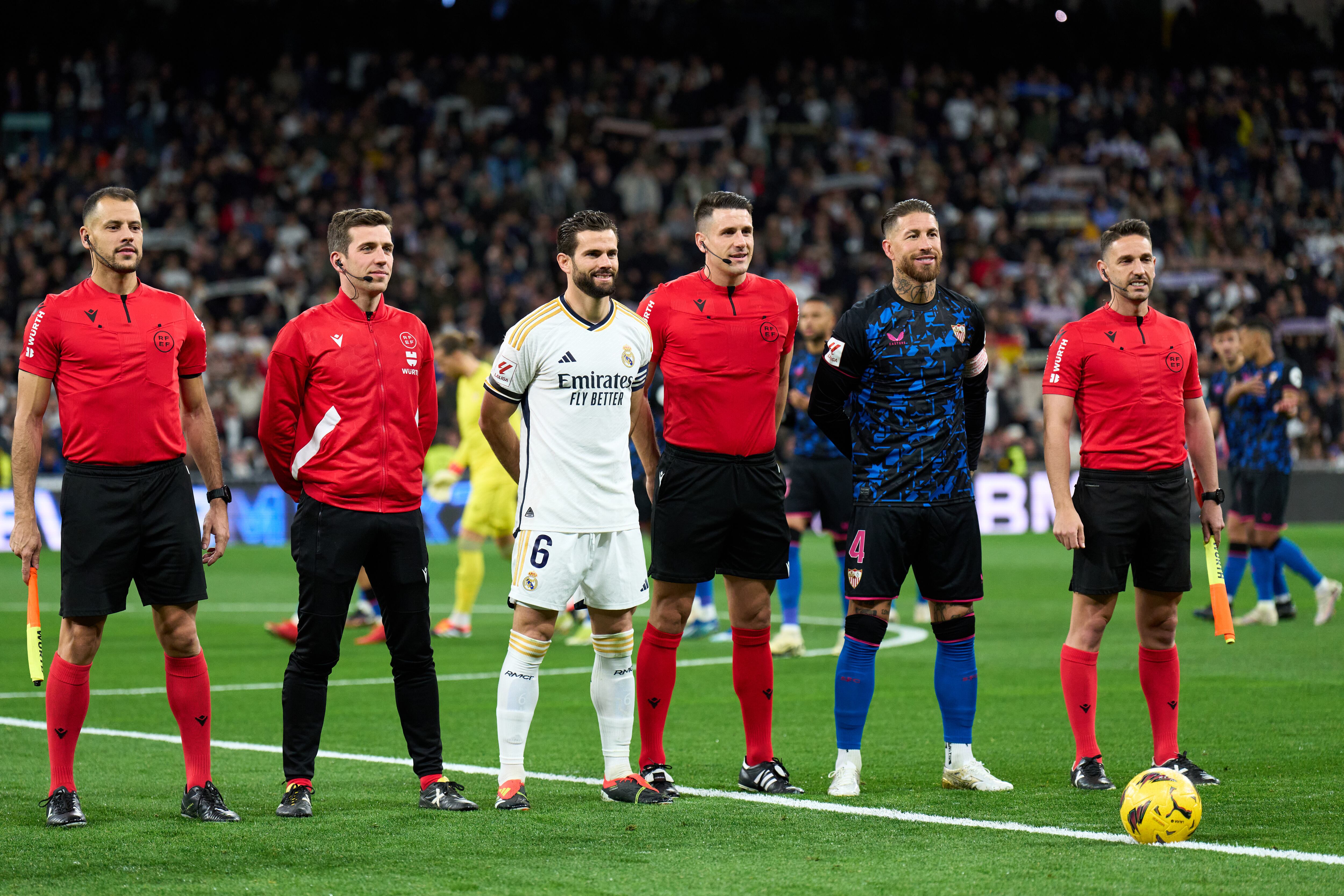 Nacho Fernández y Sergio Ramos of Sevilla FC posan junto a los árbitros del partido que se disputó el pasado domingo