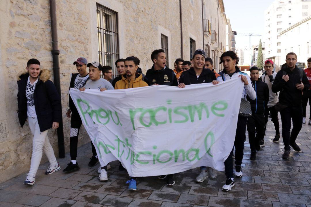 Joves que viuen al centre de primera acollida de Sant Gregori, abans de la reunió amb la directora territorial d&#039;Afers Socials