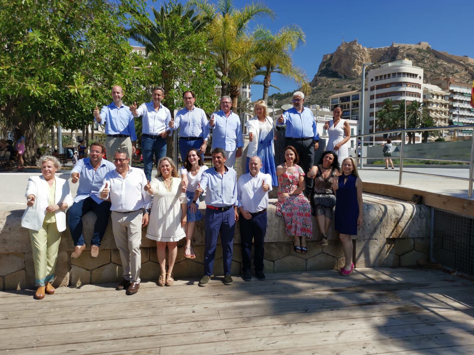 Miembros de la candidatura del PP al Congreso y al Senado por la provincia de Alicante junto a Carlos Mazón. Foto: Daniel Rodríguez