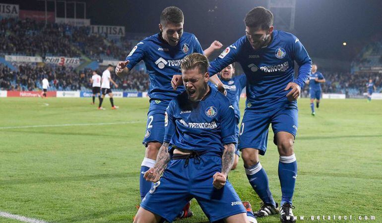 Alvaro Jiménez celebra uno de sus dos goles ante el Sevilla Atlético