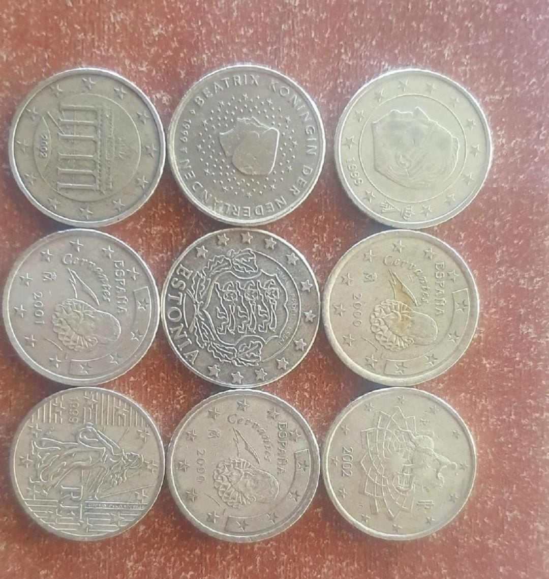 Coronas estonias, colocadas al lado de monedas de 50 céntimos de euro 