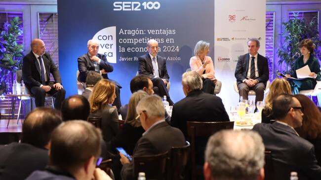 Mesa redonda "Analizando el momento económico" compuesta por los presidentes de las Cámaras de Comercio de Aragón, Jorge Villarroya, Manuel Rodríguez, Antonio Santa Isabel; la directora de Banca para empresas de Ibercaja, Teresa Fernandez, y el director general de Forestalia, Carlos Reyero.