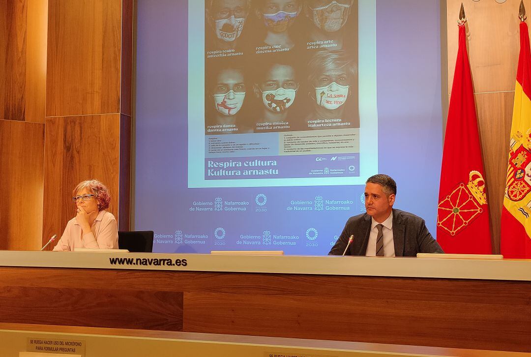 Imagen de la rueda de prensa ofrecida por la consejera Rebeca Esnaola y el director de Cultura, Iñaki Apezteguía.