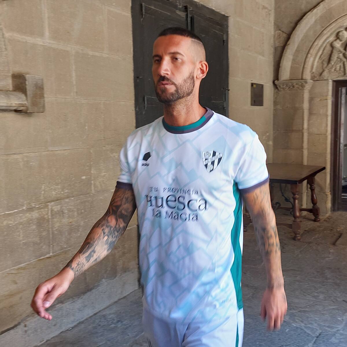 El blanco y verde y el Pirineo, protagonistas de la segunda equipación de la SD Huesca
