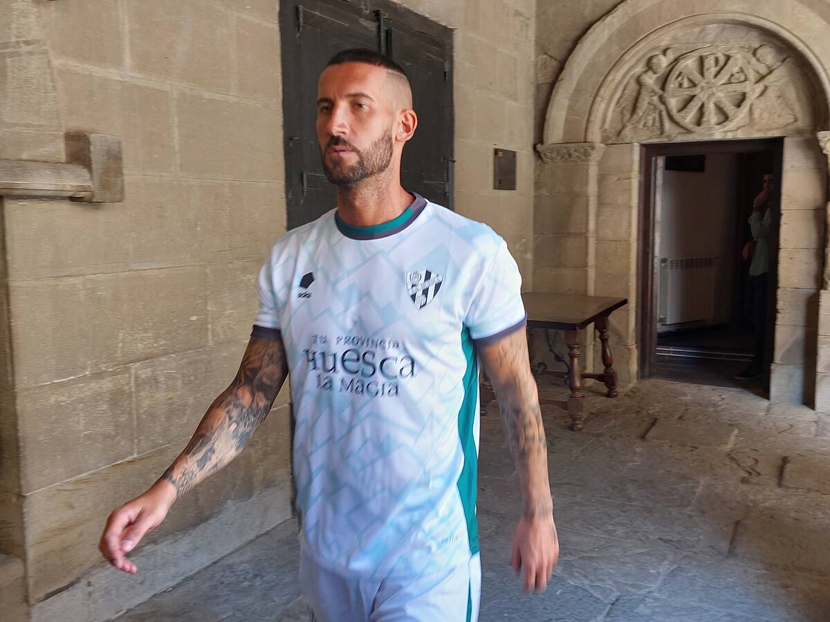 El blanco y verde y el Pirineo, protagonistas de la segunda equipación de la SD Huesca