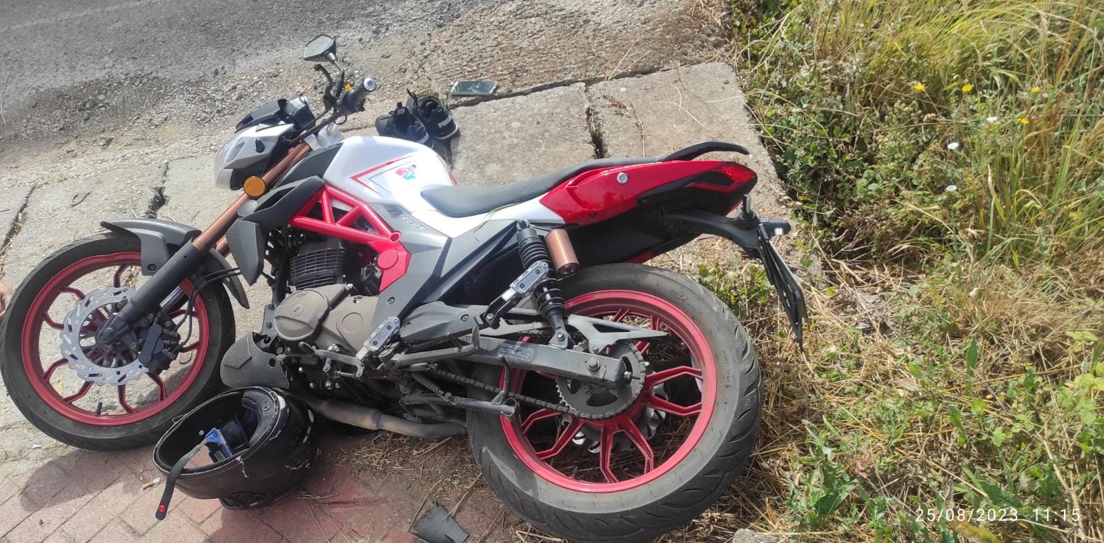 Accidente de moto en una salida de vía en la carretera de San Lorenzo