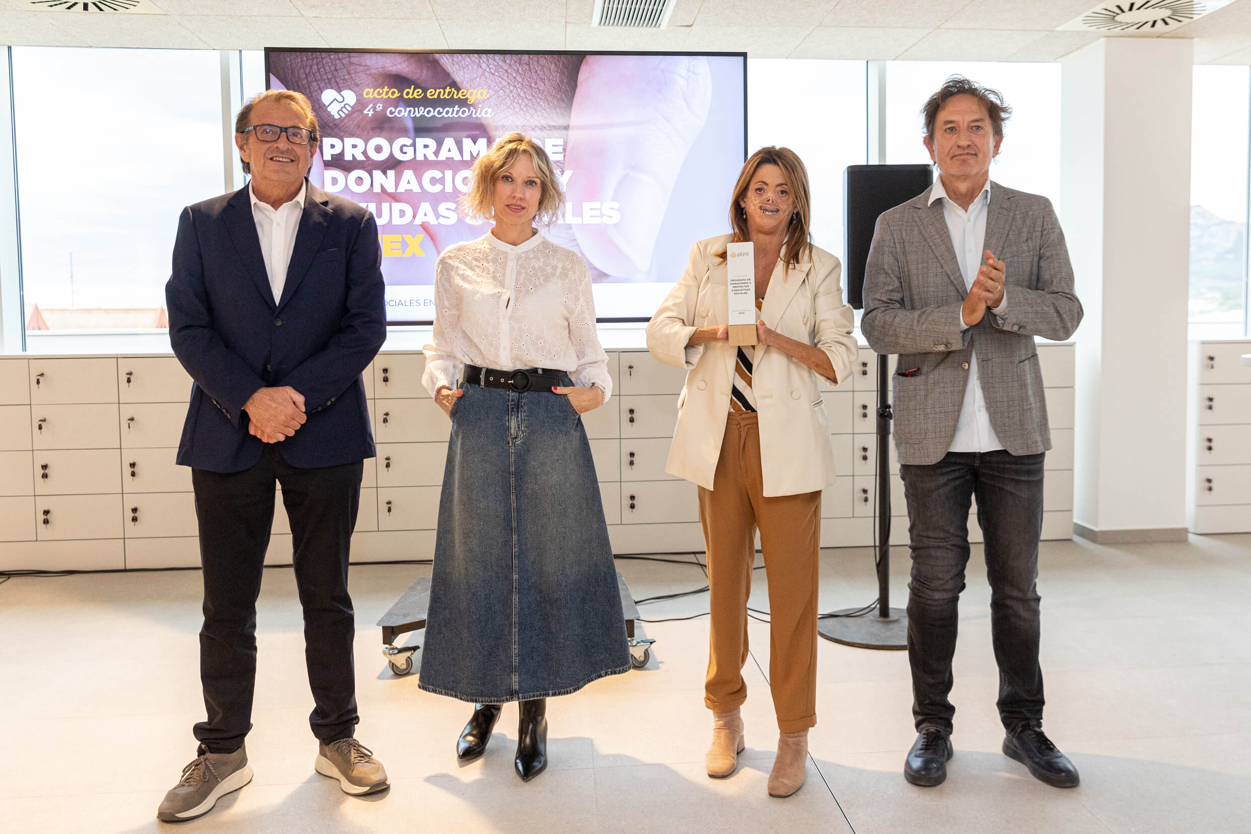 Vicente Blanes y León Grau entregan la ayuda a ADIBI