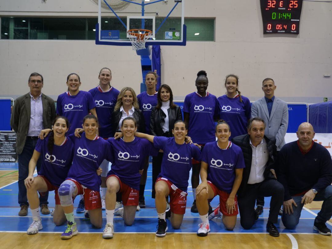 Las jugadoras del ISE arropadas por las instituciones.