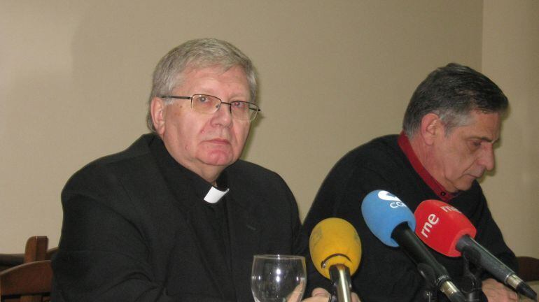 La imagen del obispo de Astorga y del vicario de Ponferrada en el momento de la pregunta sobre el tema
