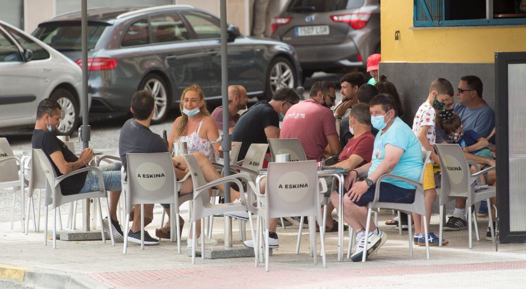 Ciudadanos en la terraza de un bar de Foz, en la comarca gallega de A Mariña (Lugo).