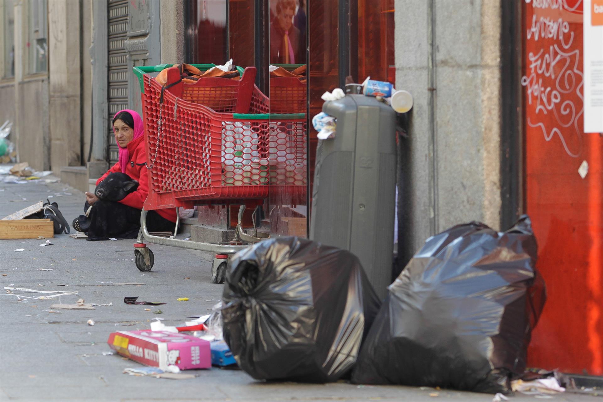 Archivo - Una persona indigente en la calle