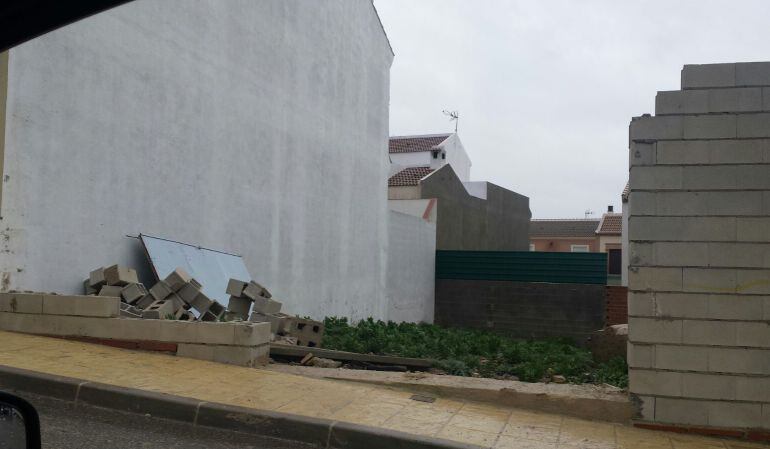 Muro caído por el temporal en Porcuna