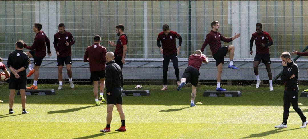 Los jugadores del Athletic de Bilbao, durante el entrenamiento que realizan hoy en Lezama (Vizcaya), previo al partido liguero del miércoles ante el Rayo Vallecano en Vallecas