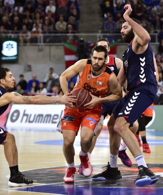 GRA326. VITORIA (ALAVA), 07/02/2016.- El alero del Valencia Basket Fernando San Emeterio (c) pasa junto al pívot griego Ioannis Bourousis (d), del Laboral Kutxa Baskonia, durante el partido de la decimonovena jornada de la Liga ACB que se juega esta tarde