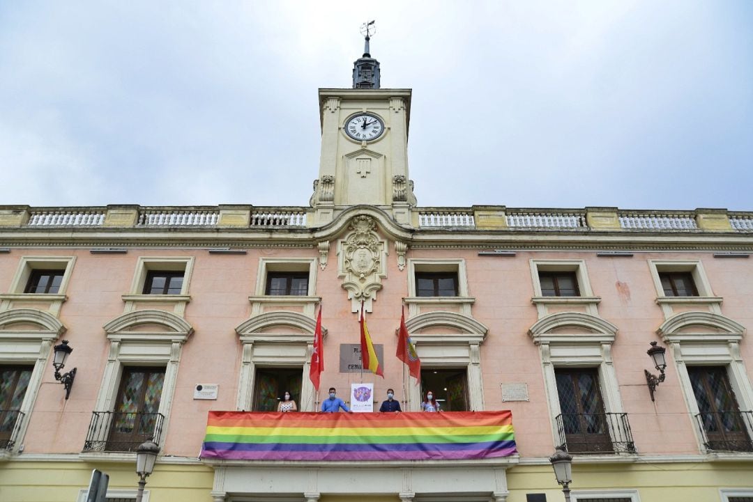 Bandera LGTBi colgada en la fachada del Ayuntamiento de Alcalá De Henares.