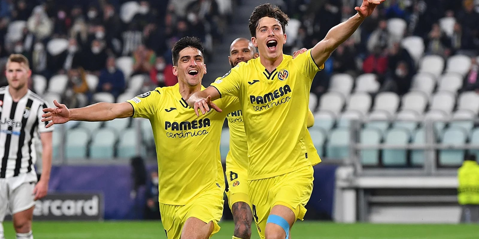 Los jugadores del Villarreal celebran la victoria contra la Juventus en Champions