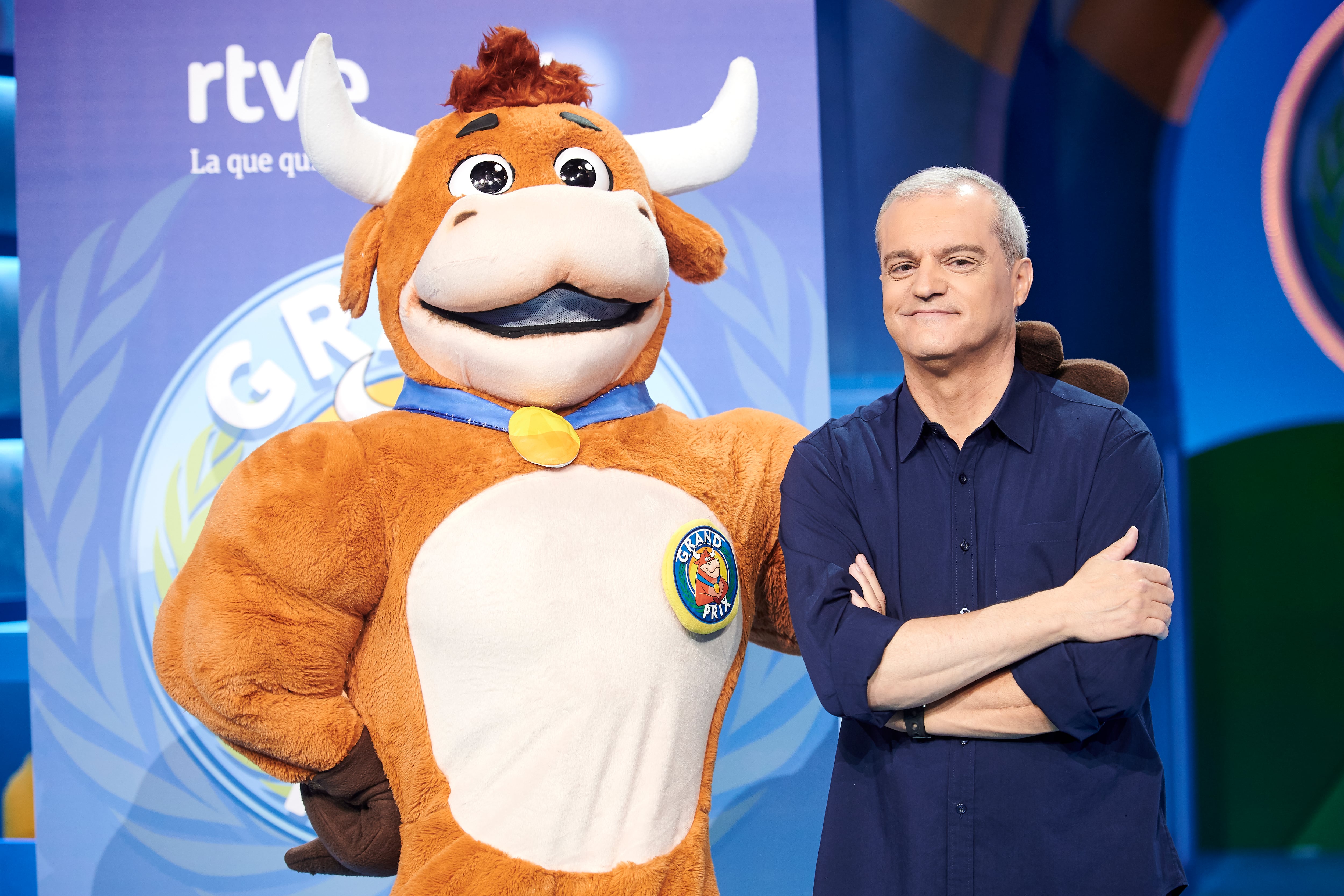 Ramon García con la vaca María Fernanda, mascota del Grand Prix Del Verano