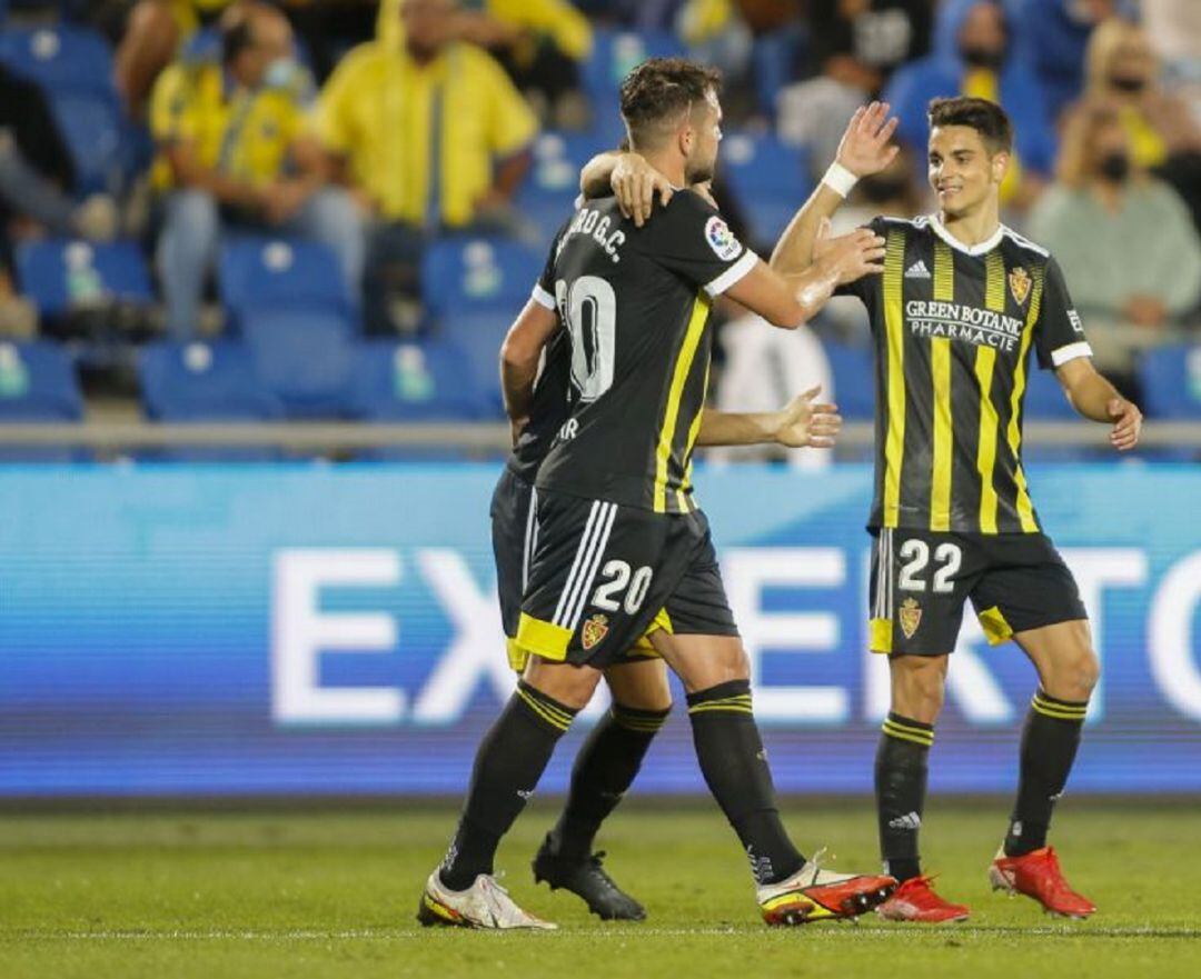 Bermejo felicita a a Álvaro Giménez por el gol del triunfo zaragocista en Las Palmas
