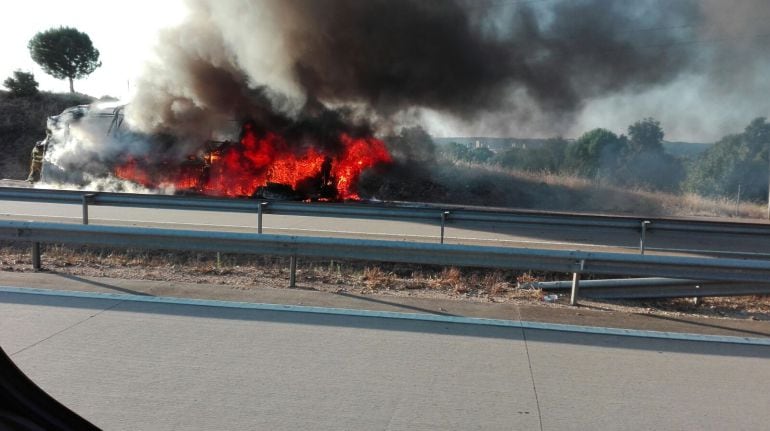 Autobús ardiendo en la A-5