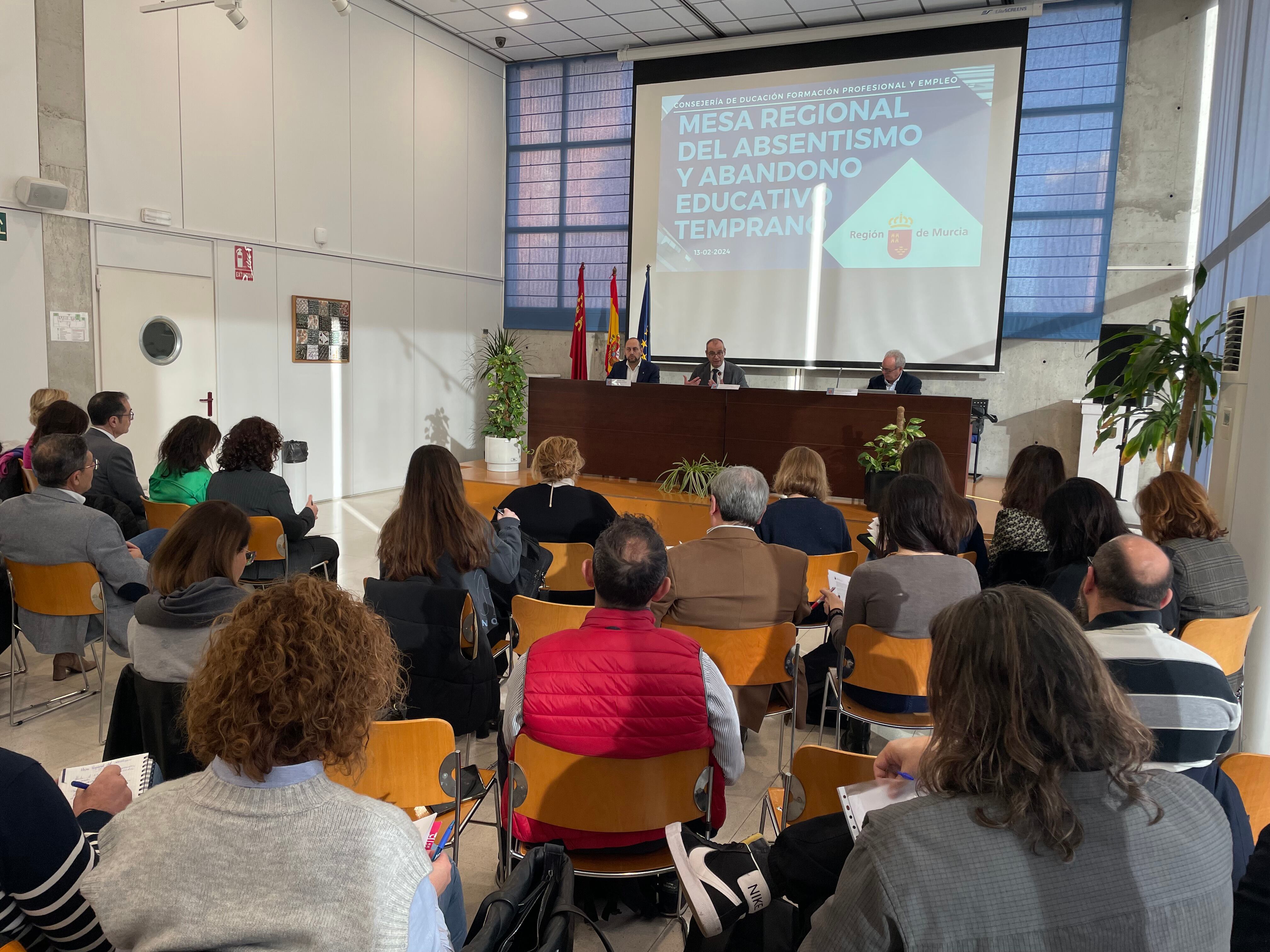 El consejero de Educación, Formación Profesional y Empleo, Víctor Marín, durante la reunión de la Mesa regional de absentismo y abandono educativo temprano.