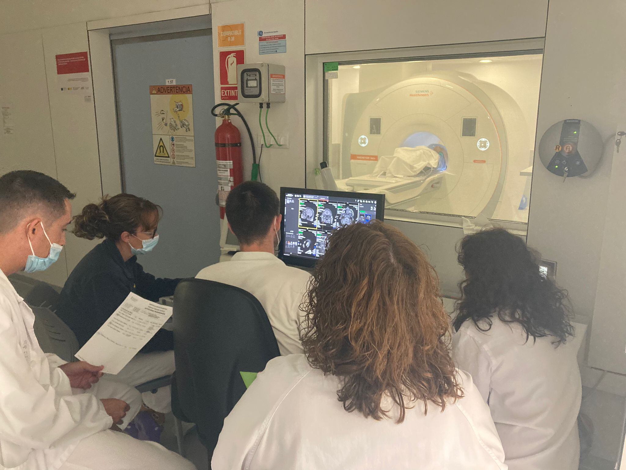 El segundo aparato de resonancia magnética que se ha puesto en marcha hoy en el hospital Francesc de Borja de Gandia.