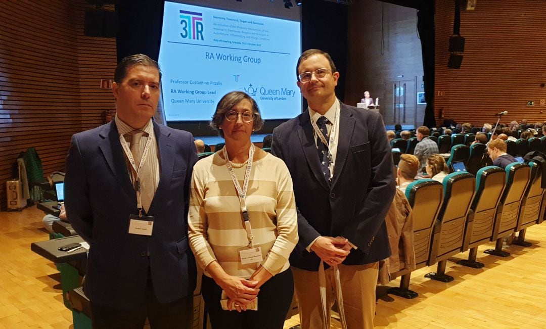 La investigadora principal del centro Genyo de Granada, Marta Alarcón, junto a dos de los responsables de investigación de la Consejería de Salud de la Junta de Andalucía, en la sala del Palacio de Congresos de Granada donde se celebra un congreso de especialistas europeos con el que comienza el macroproyecto investigador sobre enfermedades autoinmunes