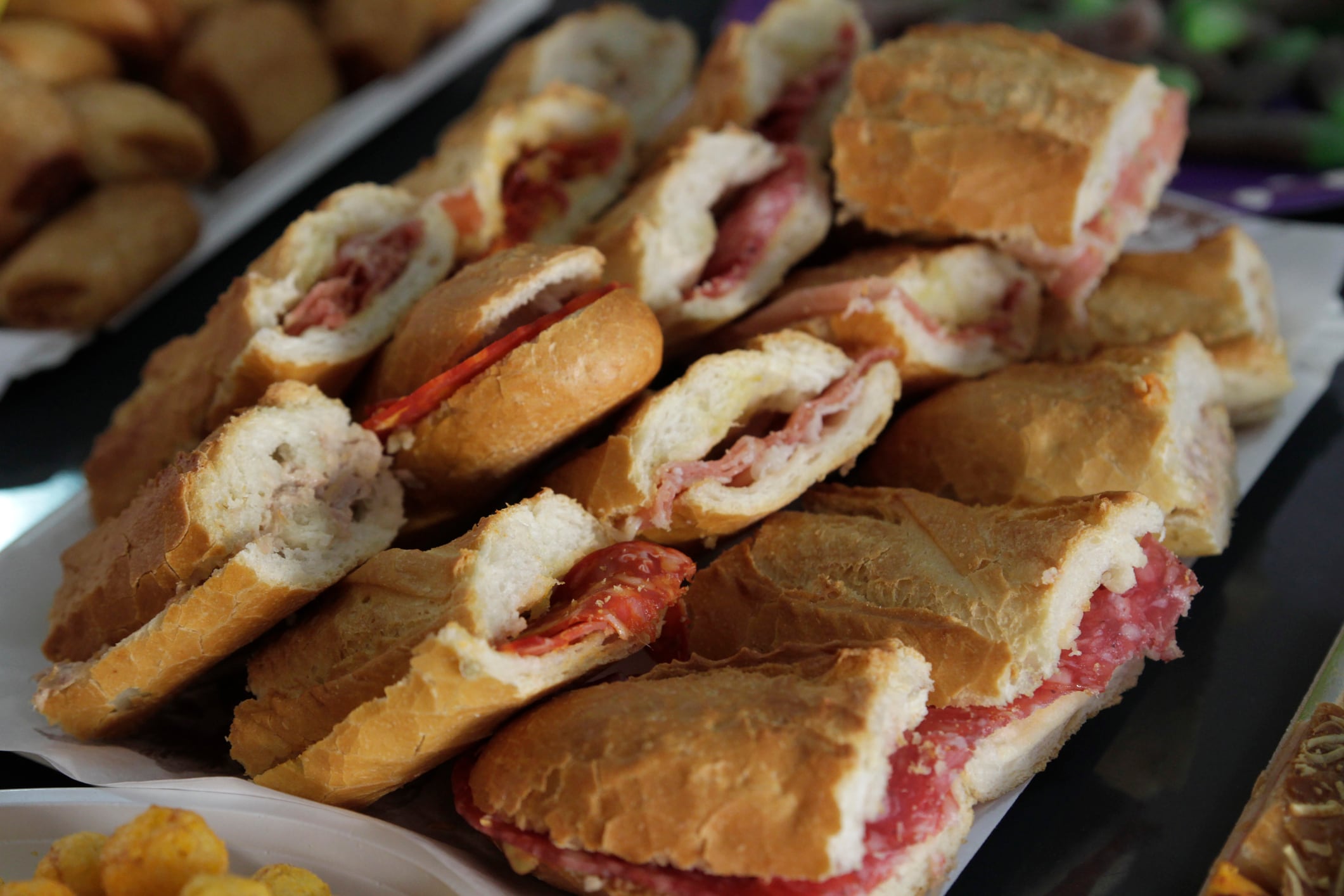 Bocadillos de jamón, lomo y salchichón.