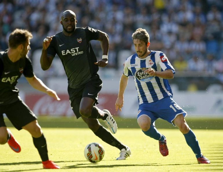 GRA342. A CORUÑA, 17/05/2015.- El centrocampista portugués del Deportivo Luis Carlos Correia &#039;Luisinho&#039; (d) disputa un balón con el centrocampista maliense del Levante Mohamed Sissoko (c), durante el partido de la trigésima séptima jornada de la Liga de Primera División que se juega hoy en el estadio de Riazor. EFE/Cabalar