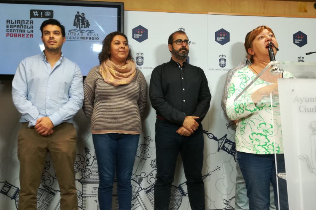 Miembros de la Alianza &quot;Pobreza Cero&quot; en Ciudad Real este jueves en el Ayuntamiento donde han leído un manifiesto