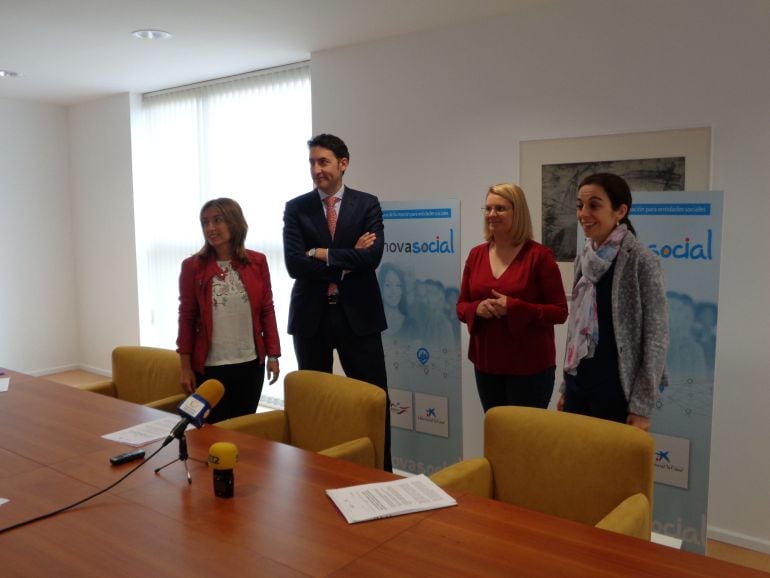 Gema Arranz y Carmen González (ambas de rojo), de AFAR y APSAR , respectivamente, con Laura Cabañes, coordinadora territorial de la Fundación Caja de Burgos en la zona sur y  Miguel Ángel Martín, director del Área de Negocio de Caixablank en Aranda y Sor