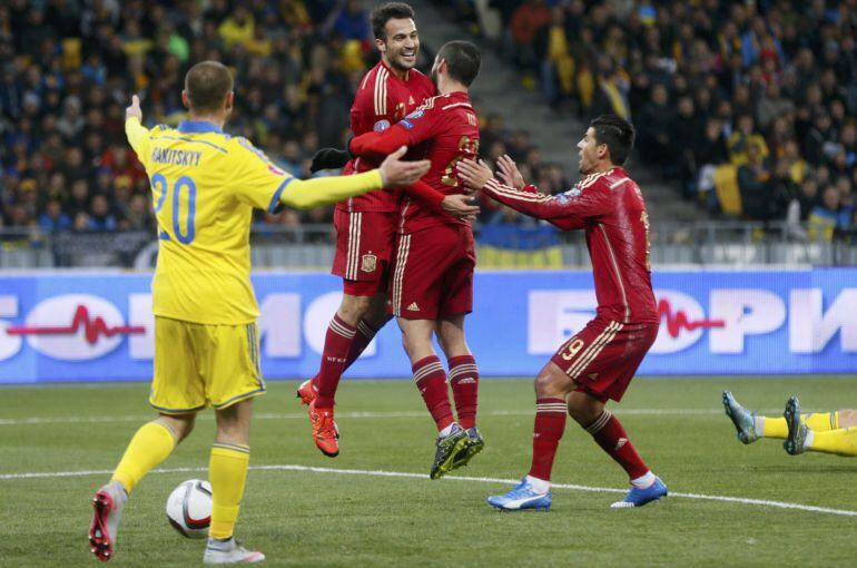 Mario Gaspar se abraza con Nolito tras anotar el 0-1 en Kiev.