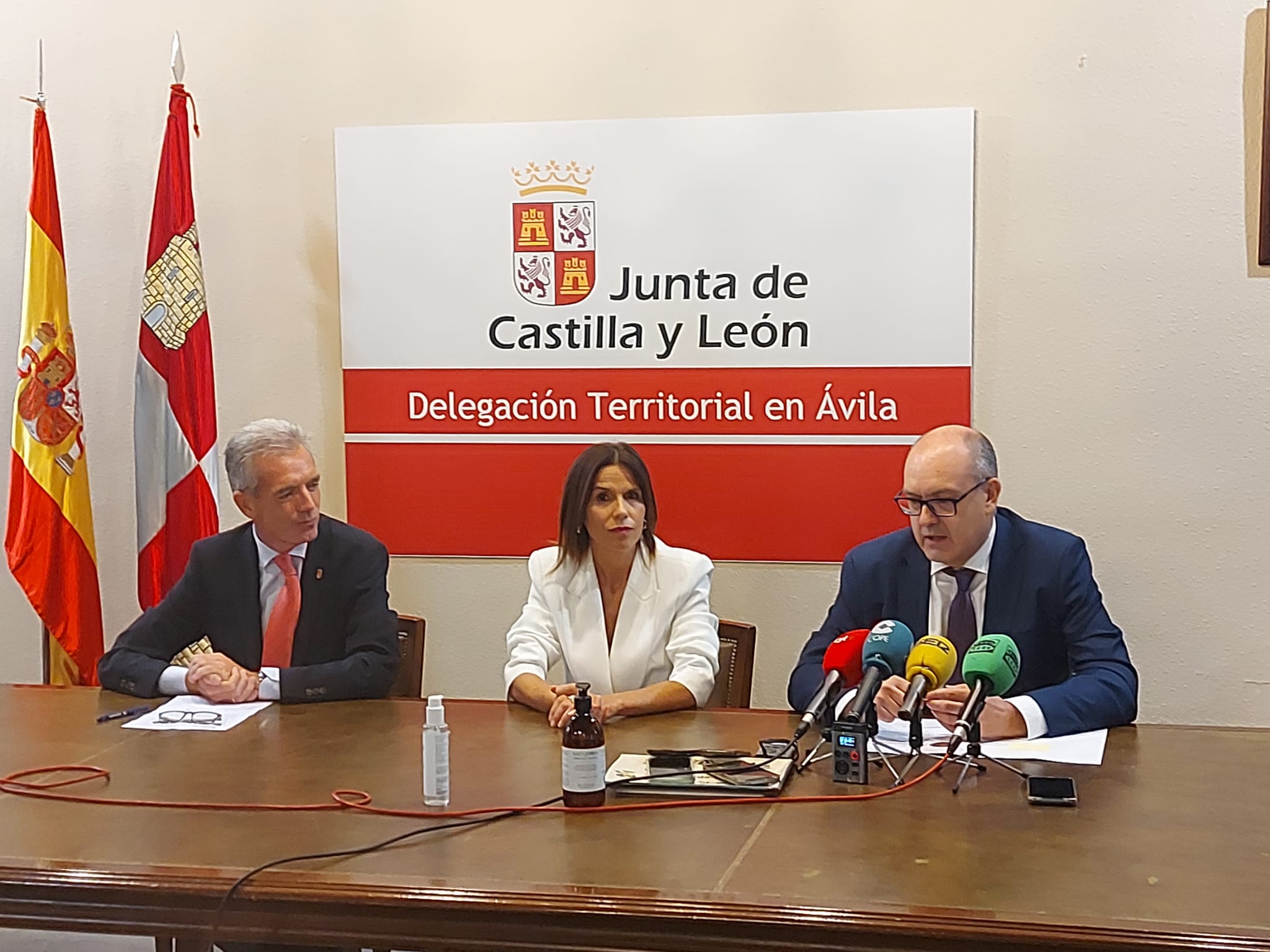 Laura Martín acompañada del Delegado de la Junta y del director general de Centros e Infraestructuras de la Consejería de Educación,