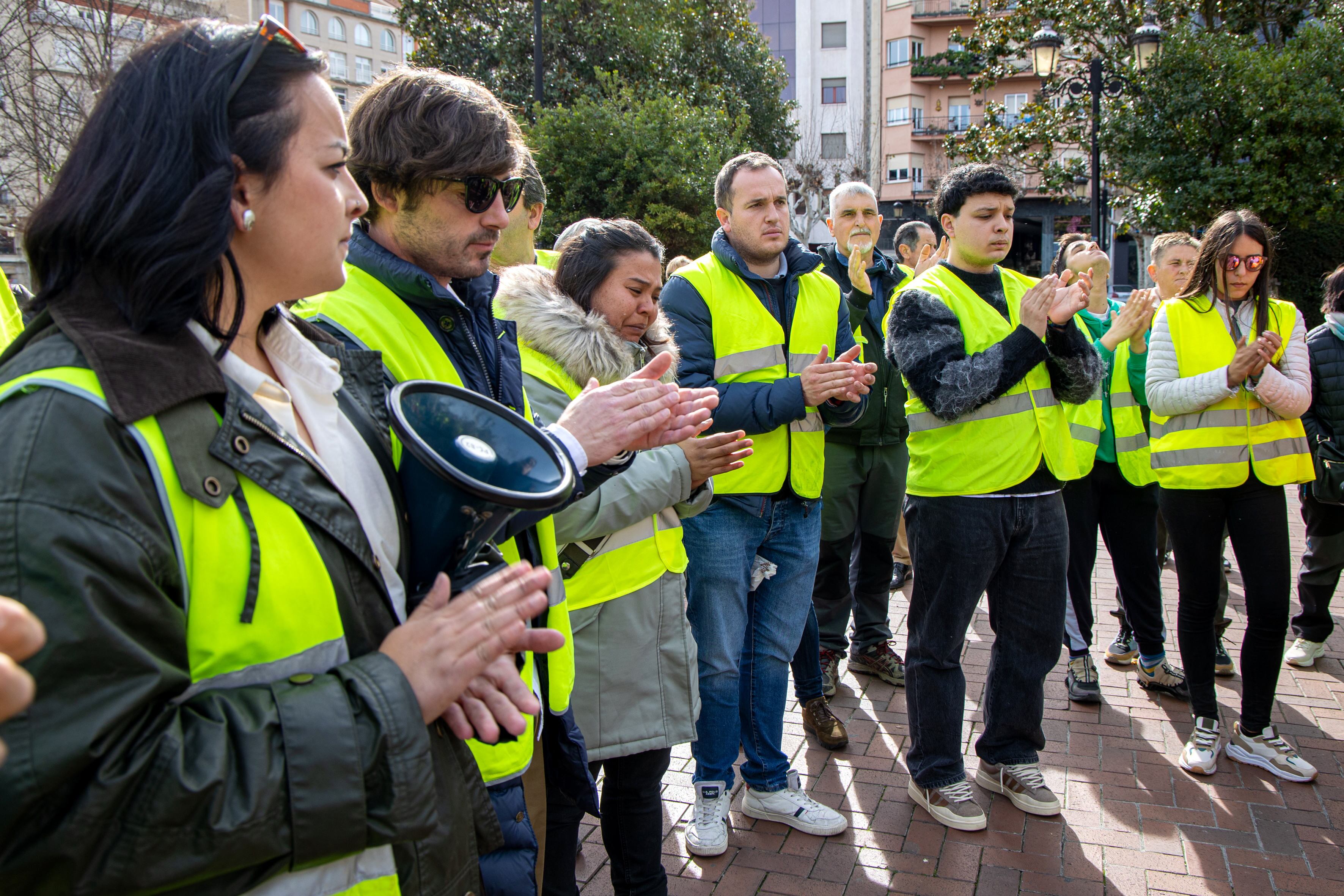 LOGROÑO, 18/02/2024.- Alrededor de un centenar de agricultores se han concentrado este domingo en el paseo del Espolón de Logroño, para homenajear al ganadero de San Millán de la Cogolla fallecido en un accidente y para subrayar que no van a parar en sus movilizaciones hasta no lograr los objetivos que se han planteado. EFE/ Raquel Manzanares
