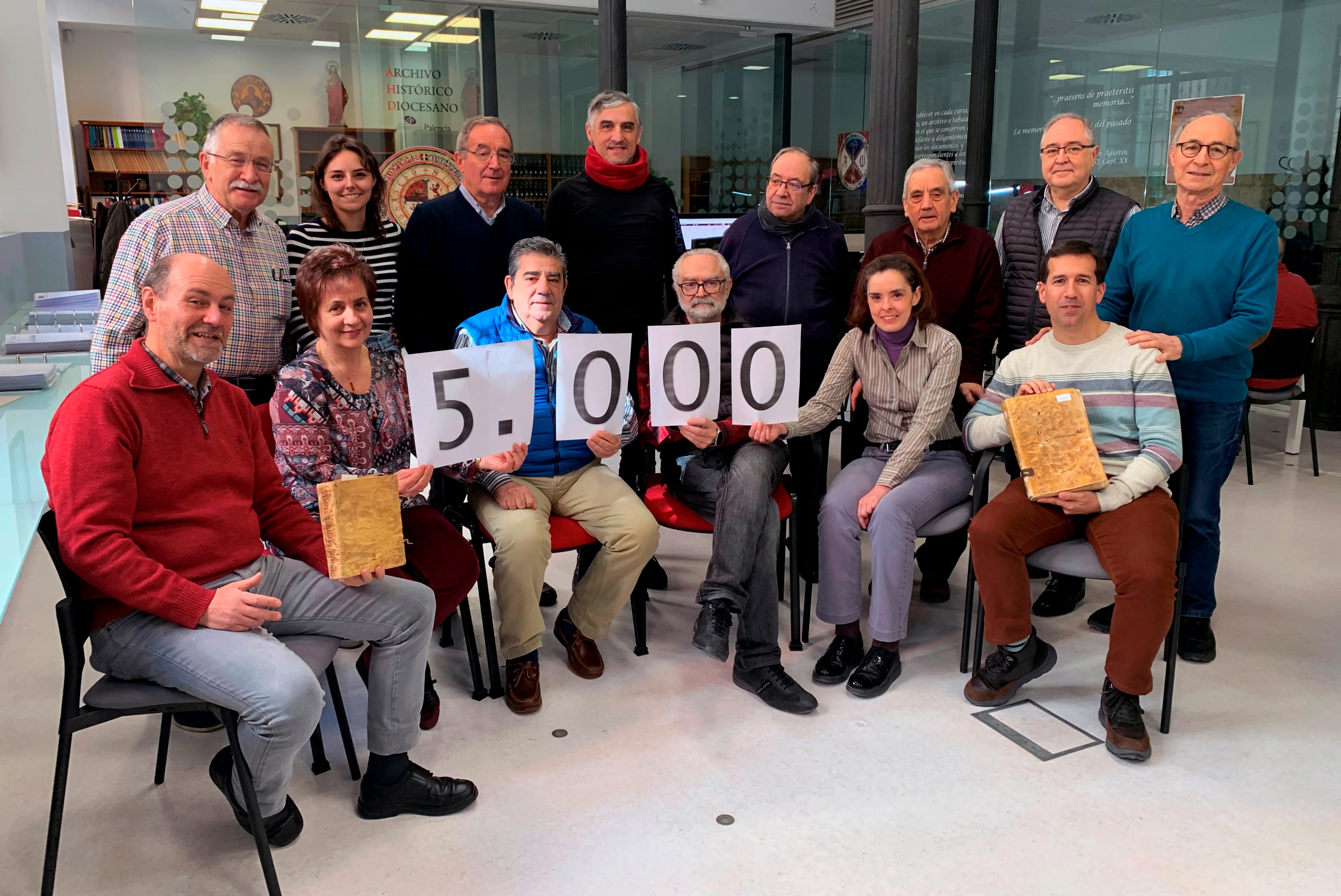 Algunos de los responsables del trabajo de digitalización del Archivo Histórico Diocesano de Palencia celebran su último logro