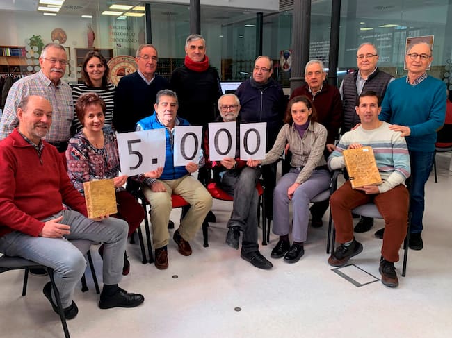 Algunos de los responsables del trabajo de digitalización del Archivo Histórico Diocesano de Palencia celebran su último logro