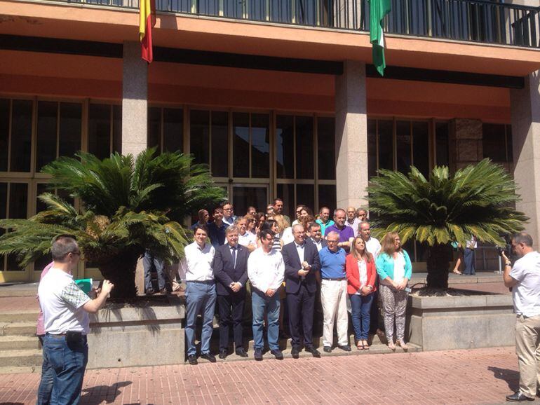 Minuto de silencio en la puerta del Ayuntamiento