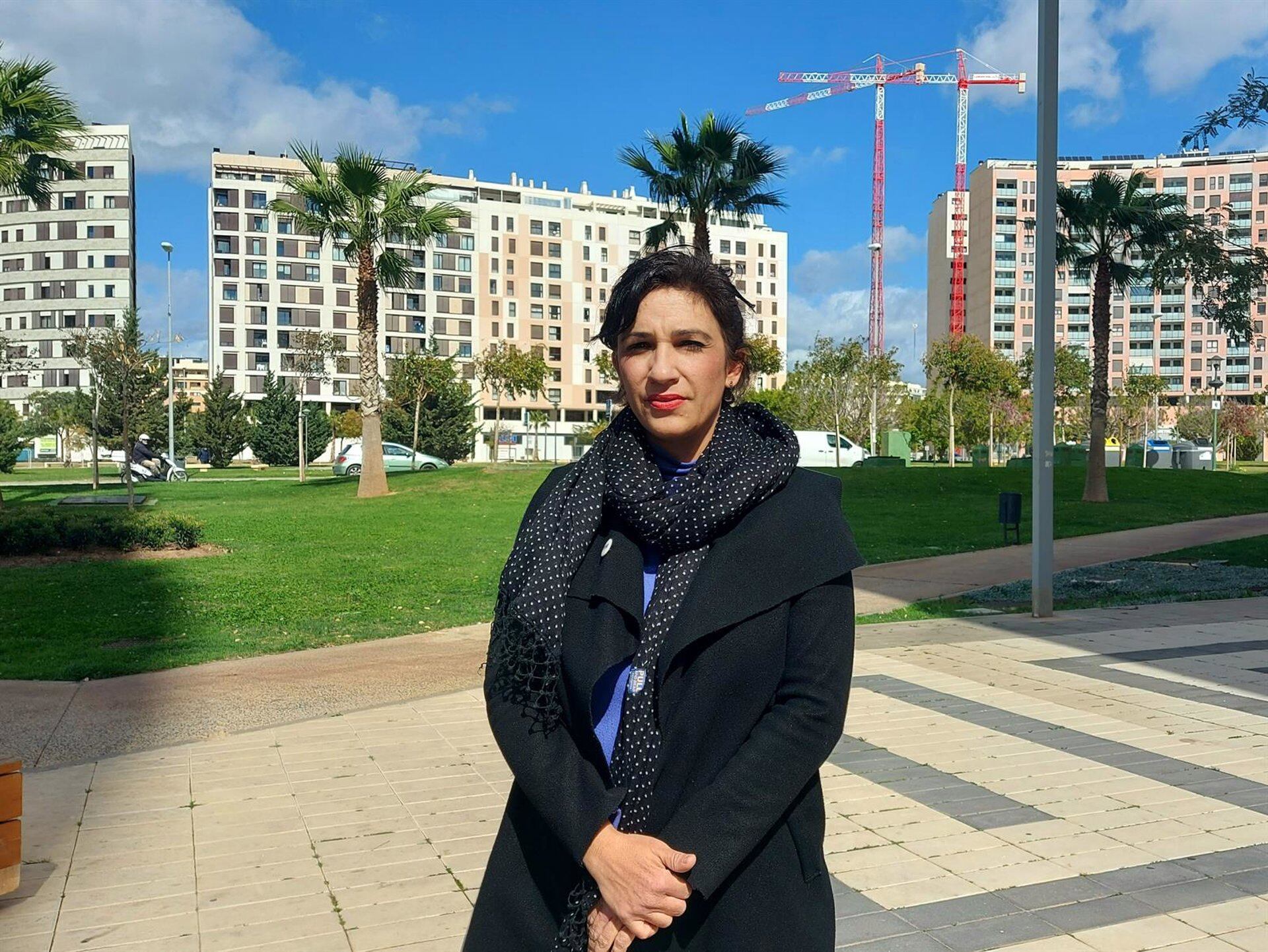 Con Málaga acusa al equipo de gobierno de "privatizar la tramitación de licencias urbanísticas".