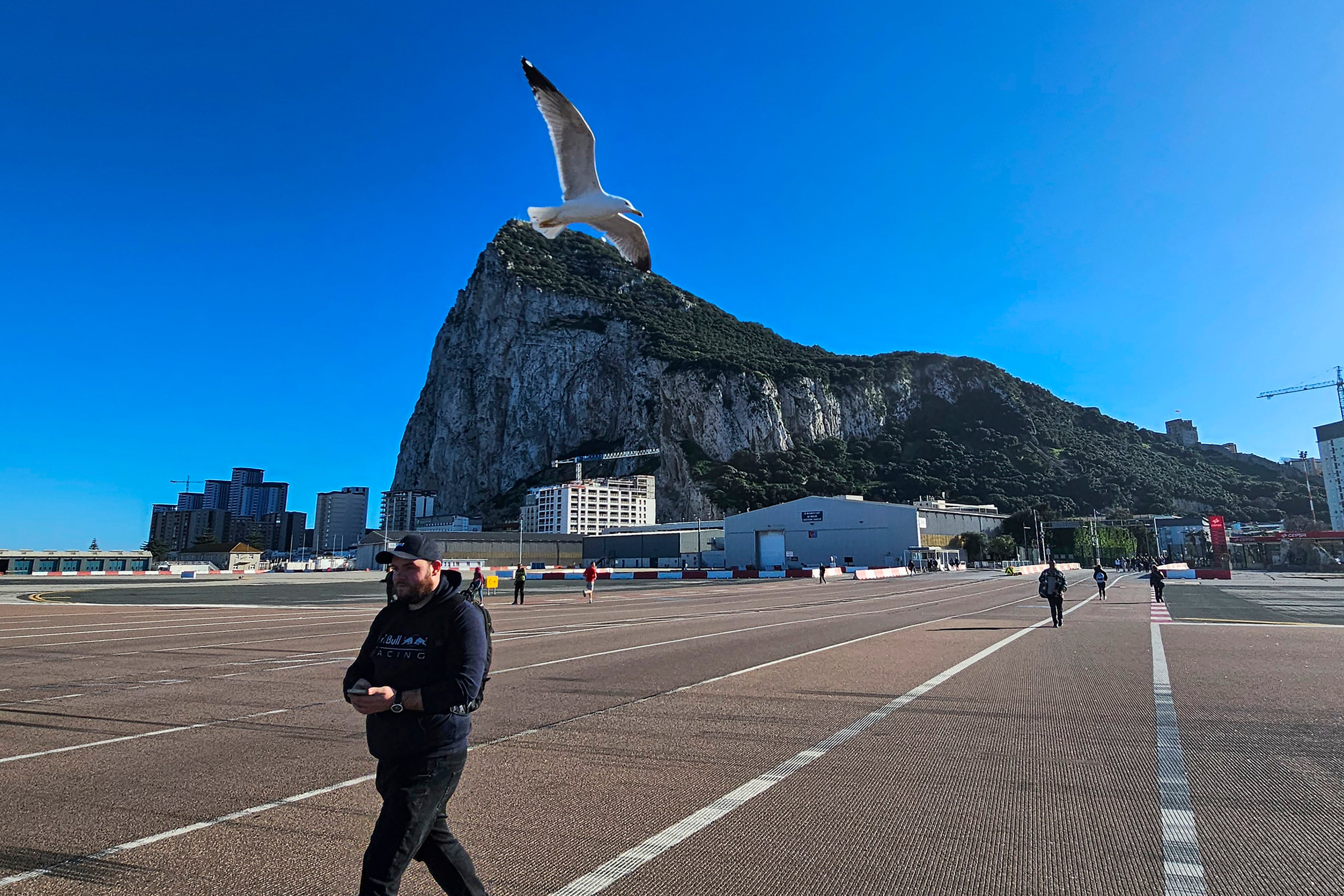 GIBRALTAR, 31/01/2025.- Un hombre cruza el aeropuerto de Gibraltar, tras cumplirse 5 años de la entrada del Brexit. Cinco años después de la entrada en vigor del Brexit, la cuestión del encaje de Gibraltar sigue en el aire, es el último escollo del proceso y hasta hay quien le ha puesto un nombre propio: el &quot;Gibrexit&quot;. La peculiar situación de la que se considera la última colonia europea, un Peñón con una importe situación estratégica, en el paso entre el Mediterráneo y el Atlántico, y entre África y Europa, que España cedió a Reino Unido en el Tratado de Utrecht en 1713, ha convertido a Gibraltar en una las piezas más difíciles de resolver, dentro del ya de por si complicado Brexit. Gibraltar fue el lugar en el que la opción de separarse de la UE en el referéndum de 2016 obtuvo menos votos. Un 95,9 % de los votantes votaron en contra. EFE/A.Carrasco Ragel.
