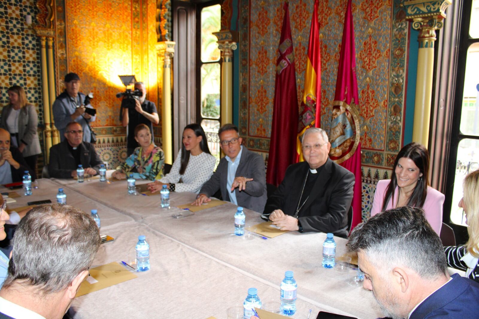 Rosa María Medina, Carmen Conesa, Fulgencio Gil Jódar, José Manuel Lorca Planes y María Hernández, en el transcurso de la reunión del seguimiento del Plan Director tras los terremotos.