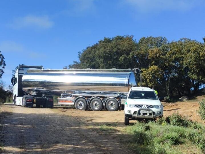 El camión cisterna llegaba este lunes después de todo el fin de semana sin agua