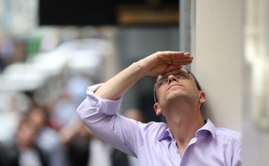 Un hombre mira al cielo intrigado