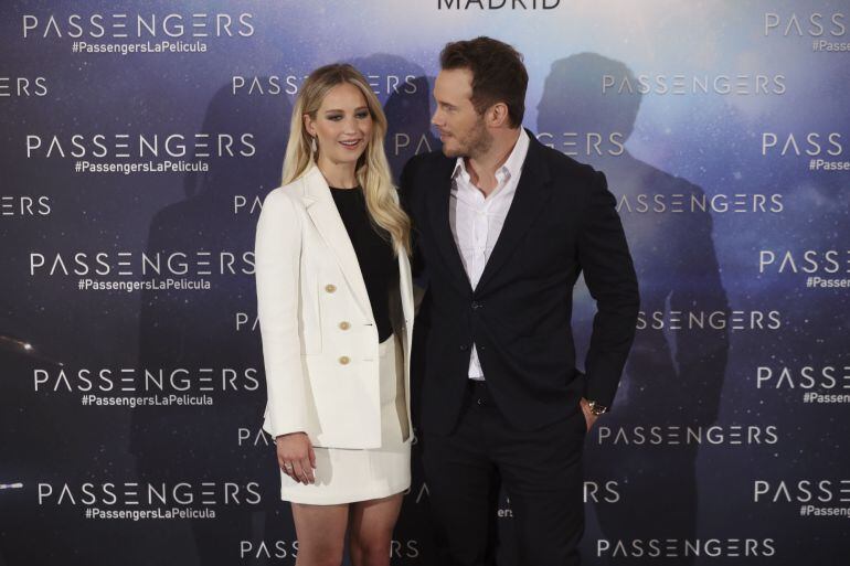 Los actores Chris Pratt y Jennifer Lawrence posan hoy durante la presentación en Madrid de &quot;Passengers&quot;, un filme de ciencia ficción dirigido por Morten Tyldum, en el que interpretan a dos astronautas que viajan a otro planeta en busca de nueva vida. 